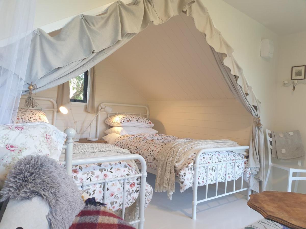 מוטואקה Cabins On Tudor Bed & Breakfast מראה חיצוני תמונה
