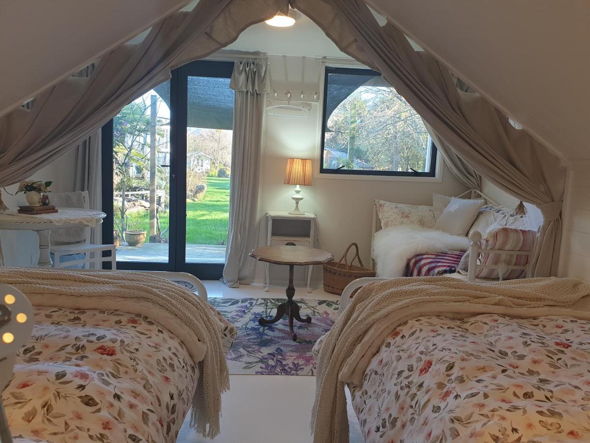 מוטואקה Cabins On Tudor Bed & Breakfast מראה חיצוני תמונה